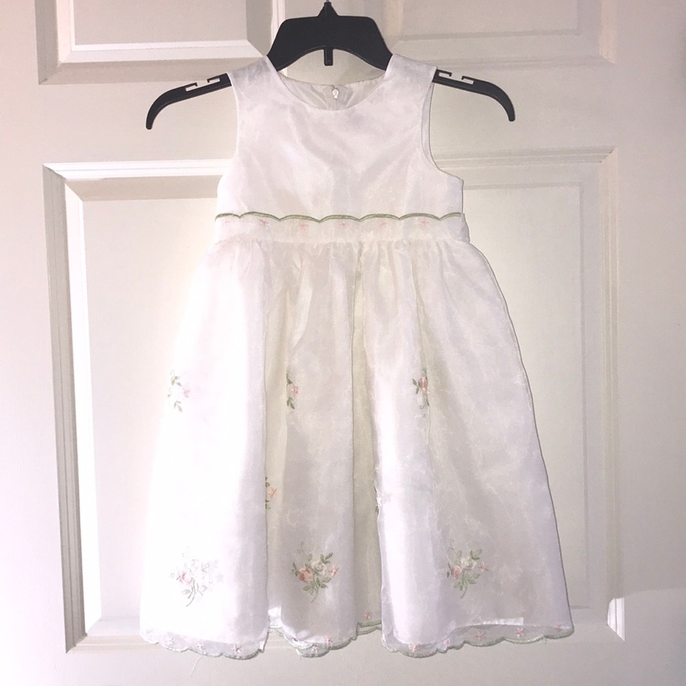 Beautiful White with Tulle and embroidered 🌸🌸🌸 - Picture 3 of 4